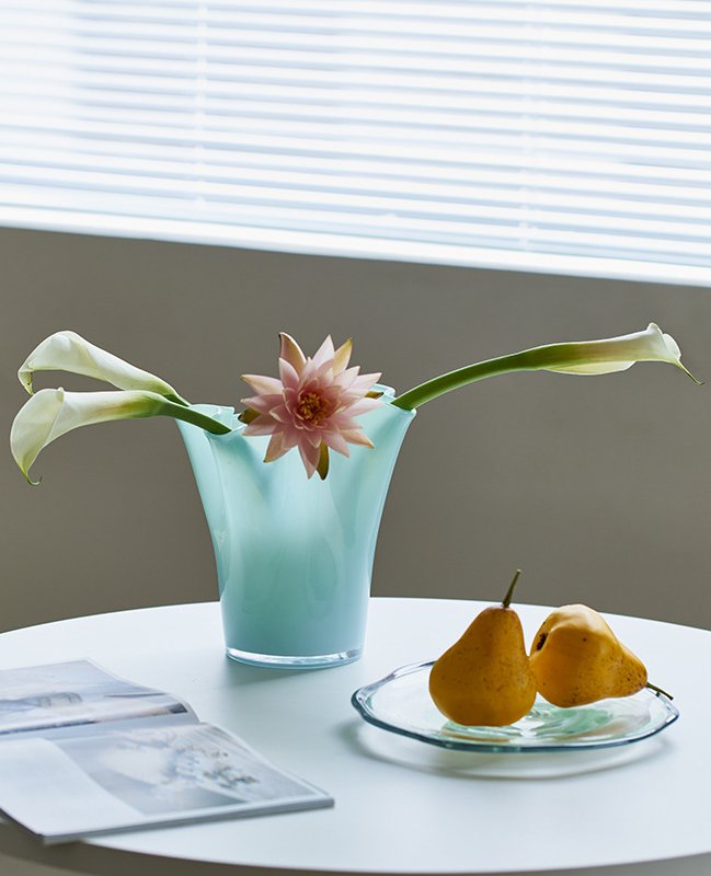 Handcrafted Wavy Handkerchief Glass Vase